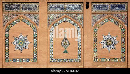 Herat im Westen Afghanistans. Die große Moschee von Herat (Freitagsmoschee oder Jama Masjid). Details der Moschee-Fliesen mit Mosaiken und Kalligraphie. Stockfoto