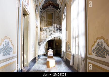 Catania, Italien - 16. August 2021: Inneneinrichtung des Palazzo Biscari (Palast Biscari) in Catania, Italien. Das Gebäude wurde 1763 fertiggestellt. Stockfoto