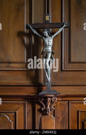 Lugano, Schweiz - 1. Oktober 2022: Kreuz mit Jesus auf der hölzernen Wand der Sakristei in der Kirche Stockfoto