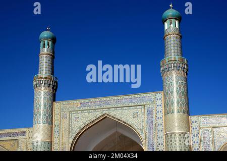 Herat im Westen Afghanistans. Die große Moschee von Herat (Freitagsmoschee oder Jama Masjid). Detail der Minarette im Innenhof der Moschee. Stockfoto