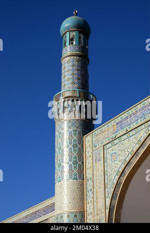 Herat im Westen Afghanistans. Die große Moschee von Herat (Freitagsmoschee oder Jama Masjid). Detail eines Minaretts im Innenhof der Moschee. Stockfoto