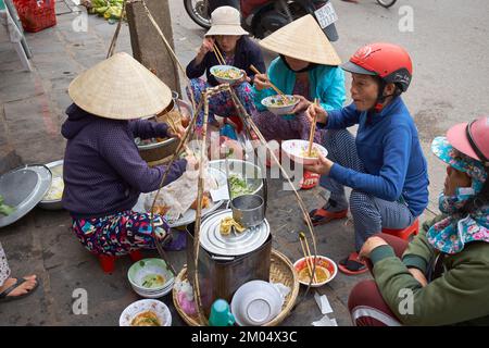 Einheimische essen im Street Food Restaurant Hoi an Vietnam Stockfoto