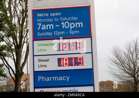 Ashford, Kent, Großbritannien. 4.. Dezember 2022. Der Preis für bleifreies Benzin ist diese Woche gefallen, da der Preis für Dieselkraftstoff bei über £1,80 Dollar pro Liter liegt. Foto: Paul Lawrenson/Alamy Live News Stockfoto