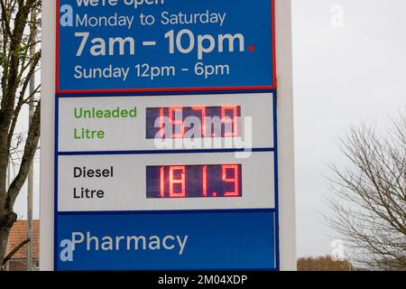 Ashford, Kent, Großbritannien. 4.. Dezember 2022. Der Preis für bleifreies Benzin ist diese Woche gefallen, da der Preis für Dieselkraftstoff bei über £1,80 Dollar pro Liter liegt. Foto: Paul Lawrenson/Alamy Live News Stockfoto