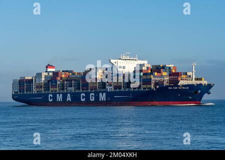 Containerschiff CMA CGM ESTELLE auf der Elbe Stockfoto