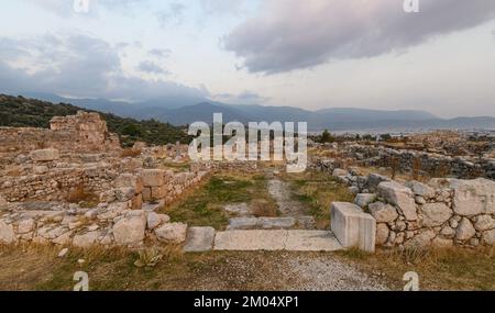 Xanthos Antike Stadt. Grabdenkmal und die Ruinen der antiken Stadt Xanthos - Letoon in Kas, Antalya, Türkei bei Sonnenuntergang. Hauptstadt von Lycia. Stockfoto