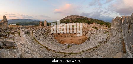 Xanthos Antike Stadt. Grabdenkmal und die Ruinen der antiken Stadt Xanthos - Letoon in Kas, Antalya, Türkei bei Sonnenuntergang. Hauptstadt von Lycia. Stockfoto