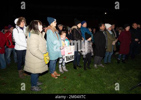 Maidenhead, Berkshire, Großbritannien. 22.. November 2022. Die Bewohner von Maidenhead haben heute Abend vor dem Maidenhead Town Hall friedlich protestiert. Cala Homes beantragt die Baugenehmigung für mehr als 2.000 Häuser auf dem Golfplatz Maidenhead. Die Wahlkampfgruppe Maidenhead Great Park bat heute Abend den Königlichen Bezirk von Windsor und Maidenhead, bei ihrer Kabinettssitzung einen Antrag auf verstärkte Überwachung der Luftverschmutzung in der Borough, Und um die Pläne zur Erschließung der 132 Hektar großen öffentlichen Wälder und Grünflächen auf dem Golfplatz Maidenhead zu stoppen. Kredit: Maureen McLean/Alamy Stockfoto