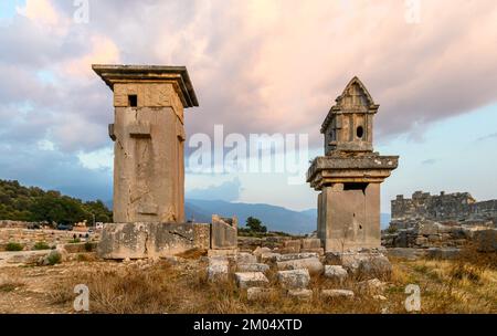 Xanthos Antike Stadt. Grabdenkmal und die Ruinen der antiken Stadt Xanthos - Letoon in Kas, Antalya, Türkei bei Sonnenuntergang. Hauptstadt von Lycia. Stockfoto