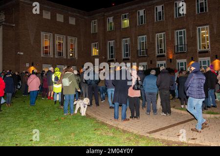 Maidenhead, Berkshire, Großbritannien. 22.. November 2022. Die Bewohner von Maidenhead haben heute Abend vor dem Maidenhead Town Hall friedlich protestiert. Cala Homes beantragt die Baugenehmigung für mehr als 2.000 Häuser auf dem Golfplatz Maidenhead. Die Wahlkampfgruppe Maidenhead Great Park bat heute Abend den Königlichen Bezirk von Windsor und Maidenhead, bei ihrer Kabinettssitzung einen Antrag auf verstärkte Überwachung der Luftverschmutzung in der Borough, Und um die Pläne zur Erschließung der 132 Hektar großen öffentlichen Wälder und Grünflächen auf dem Golfplatz Maidenhead zu stoppen. Kredit: Maureen McLean/Alamy Stockfoto