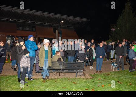 Maidenhead, Berkshire, Großbritannien. 22.. November 2022. Die Bewohner von Maidenhead haben heute Abend vor dem Maidenhead Town Hall friedlich protestiert. Cala Homes beantragt die Baugenehmigung für mehr als 2.000 Häuser auf dem Golfplatz Maidenhead. Die Wahlkampfgruppe Maidenhead Great Park bat heute Abend den Königlichen Bezirk von Windsor und Maidenhead, bei ihrer Kabinettssitzung einen Antrag auf verstärkte Überwachung der Luftverschmutzung in der Borough, Und um die Pläne zur Erschließung der 132 Hektar großen öffentlichen Wälder und Grünflächen auf dem Golfplatz Maidenhead zu stoppen. Kredit: Maureen McLean/Alamy Stockfoto