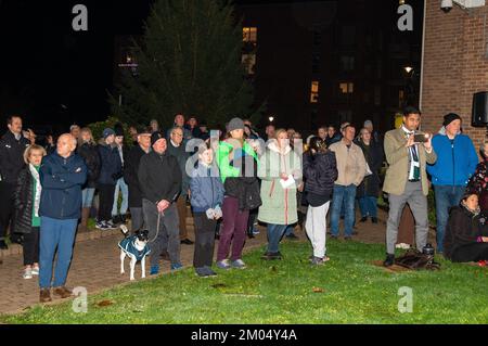 Maidenhead, Berkshire, Großbritannien. 22.. November 2022. Die Bewohner von Maidenhead haben heute Abend vor dem Maidenhead Town Hall friedlich protestiert. Cala Homes beantragt die Baugenehmigung für mehr als 2.000 Häuser auf dem Golfplatz Maidenhead. Die Wahlkampfgruppe Maidenhead Great Park bat heute Abend den Königlichen Bezirk von Windsor und Maidenhead, bei ihrer Kabinettssitzung einen Antrag auf verstärkte Überwachung der Luftverschmutzung in der Borough, Und um die Pläne zur Erschließung der 132 Hektar großen öffentlichen Wälder und Grünflächen auf dem Golfplatz Maidenhead zu stoppen. Kredit: Maureen McLean/Alamy Stockfoto