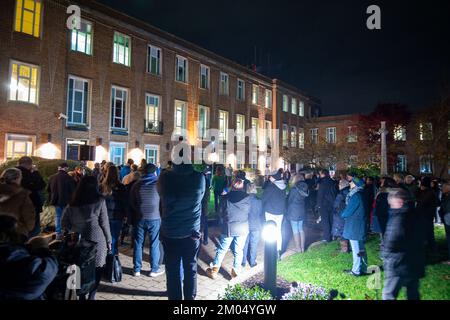 Maidenhead, Berkshire, Großbritannien. 22.. November 2022. Die Bewohner von Maidenhead haben heute Abend vor dem Maidenhead Town Hall friedlich protestiert. Cala Homes beantragt die Baugenehmigung für mehr als 2.000 Häuser auf dem Golfplatz Maidenhead. Die Wahlkampfgruppe Maidenhead Great Park bat heute Abend den Königlichen Bezirk von Windsor und Maidenhead, bei ihrer Kabinettssitzung einen Antrag auf verstärkte Überwachung der Luftverschmutzung in der Borough, Und um die Pläne zur Erschließung der 132 Hektar großen öffentlichen Wälder und Grünflächen auf dem Golfplatz Maidenhead zu stoppen. Kredit: Maureen McLean/Alamy Stockfoto