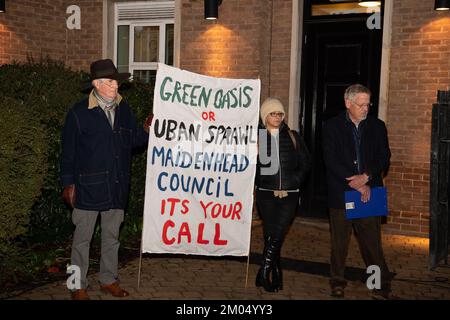 Maidenhead, Berkshire, Großbritannien. 22.. November 2022. Die Bewohner von Maidenhead haben heute Abend vor dem Maidenhead Town Hall friedlich protestiert. Cala Homes beantragt die Baugenehmigung für mehr als 2.000 Häuser auf dem Golfplatz Maidenhead. Die Wahlkampfgruppe Maidenhead Great Park bat heute Abend den Königlichen Bezirk von Windsor und Maidenhead, bei ihrer Kabinettssitzung einen Antrag auf verstärkte Überwachung der Luftverschmutzung in der Borough, Und um die Pläne zur Erschließung der 132 Hektar großen öffentlichen Wälder und Grünflächen auf dem Golfplatz Maidenhead zu stoppen. Kredit: Maureen McLean/Alamy Stockfoto