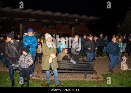 Maidenhead, Berkshire, Großbritannien. 22.. November 2022. Die Bewohner von Maidenhead haben heute Abend vor dem Maidenhead Town Hall friedlich protestiert. Cala Homes beantragt die Baugenehmigung für mehr als 2.000 Häuser auf dem Golfplatz Maidenhead. Die Wahlkampfgruppe Maidenhead Great Park bat heute Abend den Königlichen Bezirk von Windsor und Maidenhead, bei ihrer Kabinettssitzung einen Antrag auf verstärkte Überwachung der Luftverschmutzung in der Borough, Und um die Pläne zur Erschließung der 132 Hektar großen öffentlichen Wälder und Grünflächen auf dem Golfplatz Maidenhead zu stoppen. Kredit: Maureen McLean/Alamy Stockfoto