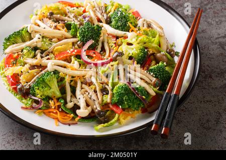 Frisch gebratenes Gemüse, Brokkoli, Karotten, Paprika, Zwiebeln und Pilze, auf dem Tisch. Horizontal Stockfoto