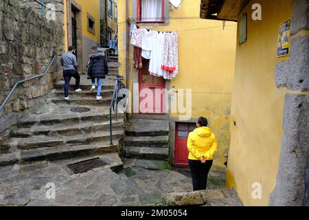 Porto Portugal Touristen und Einheimische in den engen Gassen des alten Ribeira-Viertels im Jahr 2022 Stockfoto