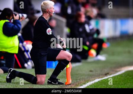 London, Großbritannien. 04.. Dezember 2022. Dartford, England, November 04 2022: Offizieller tritt beim Barclays FA Womens Championship League-Spiel zwischen London City Lionesses und Southampton im Princes Park Stadium in England ins Knie. (K Hodgson/SPP) Guthaben: SPP Sport Press Photo. Alamy Live News Stockfoto