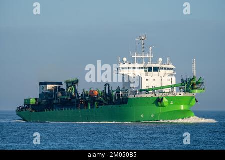 DEME-Schlepptrichter UILENSPIEGEL an der Elbe Stockfoto