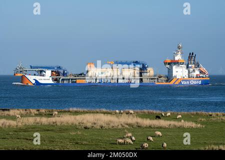 LNG-betriebener Van Oord-Schleppbagger VOX ARIANE an der Elbe Stockfoto