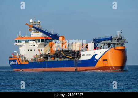 LNG-betriebener Van Oord-Schleppbagger VOX ARIANE an der Elbe Stockfoto