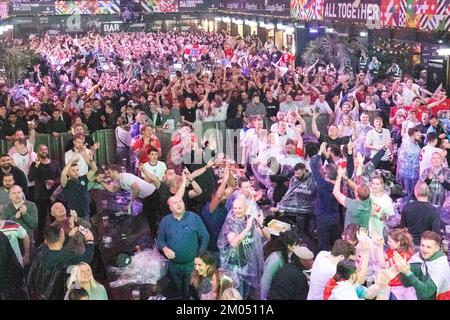 Fußballfans, die die englische Mannschaft unterstützen, treffen sich im Boxpark Wembley, um das heutige Fußballweltmeisterschaftsspiel zwischen England und Wales zu sehen. Fans nach England Stockfoto