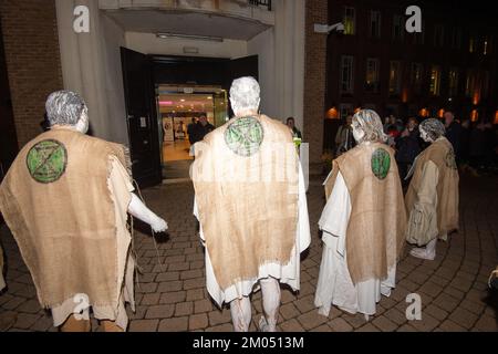 Maidenhead, Berkshire, Großbritannien. Geister-Aussterbe Rebellion Penitents tragen Sündenplakate und protestieren heute Abend vor dem Maidenhead Town Hall gegen die geplante Entwicklung des Maidenhead Golfplatzes von Cala Homes. Mehr als 2.000 Häuser sind im Borough Local Plan aufgeführt, der auf dem Gelände des Golfclubs gebaut werden soll, was eine enorme Menge an Erschöpfung für Maidenheads Grünflächen und Lebensräume der Tierwelt bedeuten würde. XR ging in die öffentliche Kabinettssitzung des Königlichen Bezirks von Windsor und der Stadträte von Maidenhead, was einen ziemlichen Aufruhr verursachte. Kredit: Maureen McLean/Alamy Stockfoto