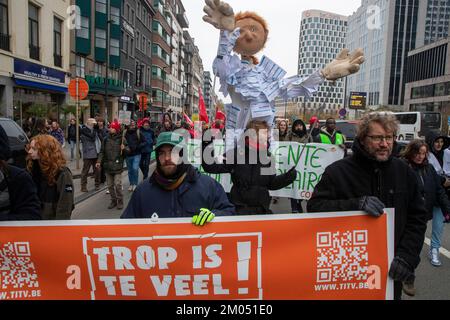 Die Menschen versammeln sich zu einer Protestaktion des "Trop is te veel"-Verbands (zu viel ist zu viel) gegen hohe Energiepreise und den allgemeinen Anstieg der Lebenshaltungskosten, Sonntag, den 04. Dezember 2022 in Brüssel. BELGA FOTO NICOLAS MAETERLINCK Stockfoto