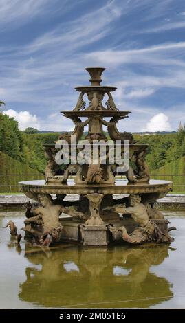 Paris, Frankreich Neptunbrunnen in den Gärten des berühmten Schlosses Versailles Stockfoto