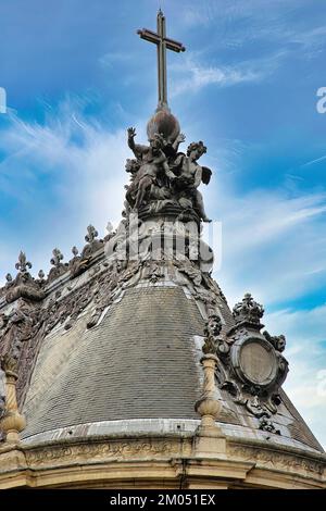Das wunderschöne Schloss von Versailles ist eines der Wahrzeichen der französischen Architektur Stockfoto