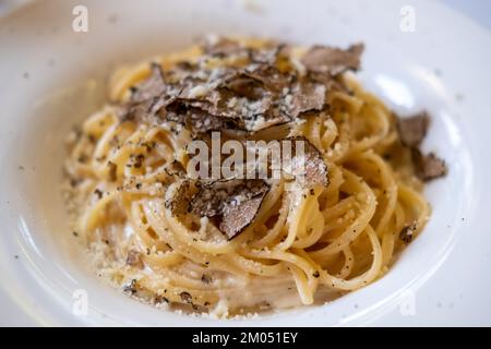 Spaghetti mit schwarzen Trüffeln, serviert auf dem Teller Stockfoto