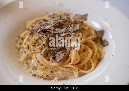 Spaghetti mit schwarzen Trüffeln, serviert auf dem Teller Stockfoto