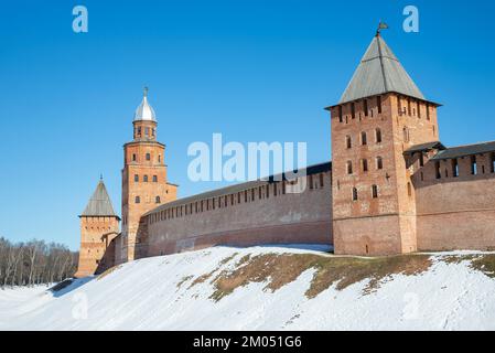 Marschvormittag an den Mauern mit Türmen des Kremls von Veliky Novgorod. Russland Stockfoto