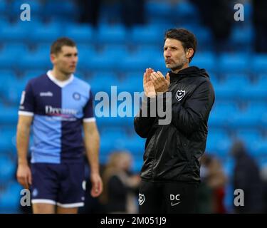 Portsmouth Cheftrainer Danny Cowley schneidet eine deprimierte Figur, während die Unterstützer seiner Seite nach dem Sky Bet League 1-Spiel Wycombe Wanderers vs Portsmouth in Adams Park, High Wycombe, Großbritannien, 4.. Dezember 2022 (Foto von Nick Browning/News Images) Stockfoto