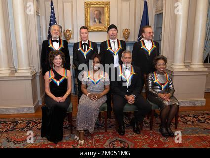 Die Empfänger der 45. Annual Kennedy Center Honors posieren für ein Gruppenfoto nach dem Artists Dinner im US-Außenministerium in Washington, DC am Samstag, den 3. Dezember 2022. Von links nach rechts: Mitglieder der irischen Rockband U2, bestehend aus Adam Clayton, Larry Mullen Jr. The Edge und Bono, erste Reihe, von links nach rechts: Amy Grant, Gladys Knight, George Clooney und Tania León. Die 2022 Preisträger sind: Schauspieler und Filmemacher George Clooney, zeitgenössischer Christensänger und Songwriter Amy Grant, legendärer Sänger von Soul, Gospel, R&B und Pop Gladys Knight sowie der in Kuba geborene Amer Stockfoto