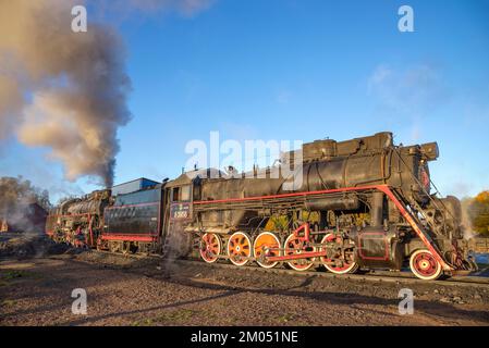 SORTAVALA, RUSSLAND - 09. OKTOBER 2022: Nahaufnahme der sowjetischen Dampflokomotive. Sortavala, Karelien Stockfoto