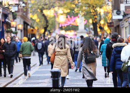 Seven Dials Einkaufsviertel in Covent Garden, sehr geschäftig in der Weihnachtszeit 2022, trotz der Lebenshaltungskrise, im Zentrum von London, Großbritannien Stockfoto