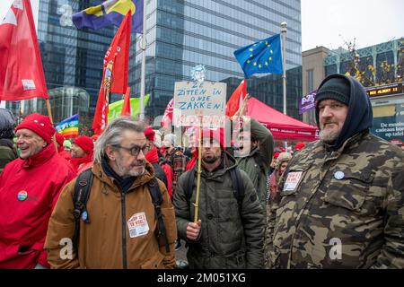 Die Menschen versammeln sich zu einer Protestaktion des "Trop is te veel"-Verbands (zu viel ist zu viel) gegen hohe Energiepreise und den allgemeinen Anstieg der Lebenshaltungskosten, Sonntag, den 04. Dezember 2022 in Brüssel. BELGA FOTO NICOLAS MAETERLINCK Stockfoto