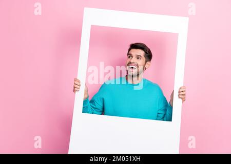 Foto eines attraktiven jungen Mannes mit sofortigem Bilderrahmen in eleganter blauer Kleidung isoliert auf pinkfarbenem Hintergrund Stockfoto