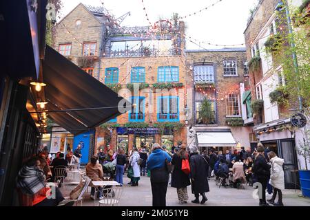 Pretty Neal's Yard in Covent Garden in der Weihnachtssaison 2022, im Zentrum von London, Großbritannien Stockfoto