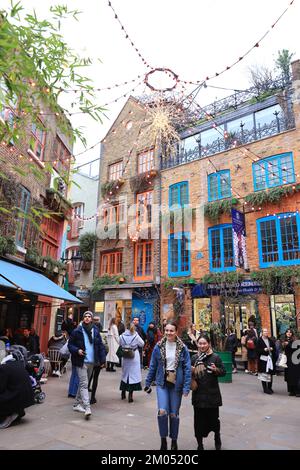 Pretty Neal's Yard in Covent Garden in der Weihnachtssaison 2022, im Zentrum von London, Großbritannien Stockfoto