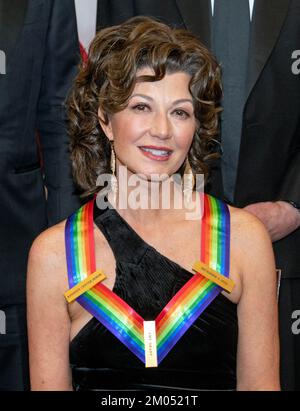 Amy Grant, einer der Empfänger der 45. Annual Kennedy Center Honors, wartet darauf, für ein Gruppenfoto mit seinen Ehrenkollegen nach dem Artists Dinner im US Department of State in Washington, DC am Samstag, den 3. Dezember 2022, zu posieren. Die 2022 Preisträger sind: Schauspieler und Filmemacher George Clooney; zeitgenössischer Christensänger und Pop-Sänger und Songwriter Amy Grant; legendärer Sänger von Soul, Gospel, R&B und Pop Gladys Knight; in Kuba geborene amerikanische Komponistin, Dirigentin und Pädagogin Tania León; Und die ikonische irische Rockband U2, bestehend aus den Bandmitgliedern Bono, The Edge, Adam Clayton und Larry Mullen Jr.Credi Stockfoto