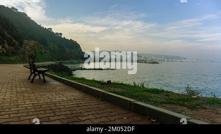 Bank am Strand in Mudanya. Stockfoto