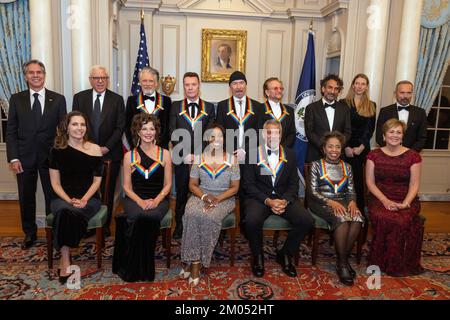 Die Empfänger der 45. Annual Kennedy Center Honors posieren für ein Gruppenfoto nach dem Artists Dinner im US-Außenministerium in Washington, DC am Samstag, den 3. Dezember 2022. Von links nach rechts hintere Reihe: Hintere Reihe: Außenminister der Vereinigten Staaten Antony Blinks, David Rubenstein, Adam Clayton, Larry Mullen Jr., The Edge, Bono, Kennedy Center Honor Producers David Jammy, Liz Kelly und Ian Stewart. Erste Reihe, von links nach rechts: Evan Ryan, Amy Grant, Gladys Knight, George Clooney, Tania León, Deborah Rutter. Die 2022 Preisträger sind: Schauspieler und Filmemacher George Clooney; zeitgenössischer Chris Stockfoto