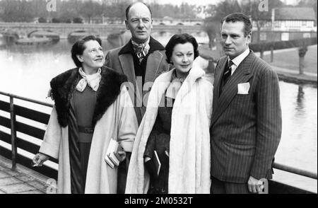 ANGELA BADDELEY Director JOHN GIELGUD VIVIEN LEIGH und LAURENCE OLIVIER in Startford-upon-Avon, ca. April 1955, als sie zusammen im Shakespeare Memorial Theatre am ZWÖLFTEN ABEND während der Saison 1955 Foto von Stratford Fotograf T. F. HOLTE auftraten Stockfoto