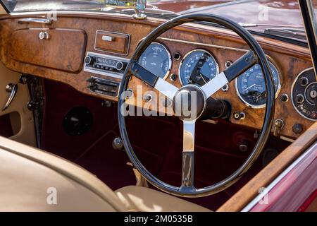 1955 Aston Martin Lagonda ’OUG 959’ wird am 9.. Oktober 2022 beim Oktober-Scramble im Bicester Heritage Centre ausgestellt Stockfoto