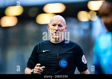 London, Großbritannien. 04.. Dezember 2022. Dartford, England, November 04 2022: Schiedsrichter Stephen Hughes während des Spiels der Barclays FA Womens Championship League zwischen London City Lionesses und Southampton im Princes Park Stadium.England. (K Hodgson/SPP) Guthaben: SPP Sport Press Photo. Alamy Live News Stockfoto