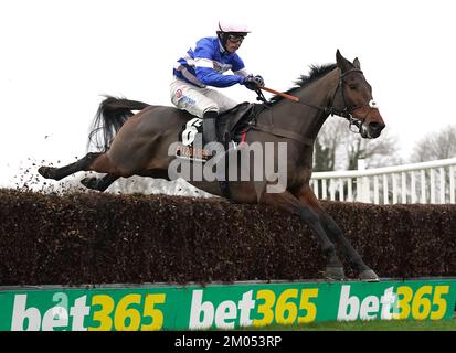 Bild D'Orhy geritten von Jockey Harry Cobden auf dem Weg zum Sieg der Fitzdares Peterborough Chase auf der Rennbahn Huntingdon, Cambridgeshire. Foto: Sonntag, 4. Dezember 2022. Stockfoto