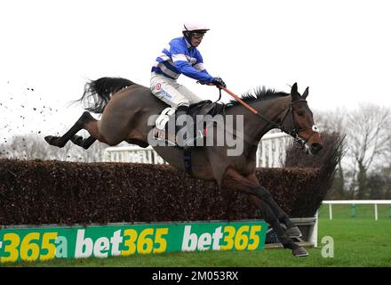 Bild D'Orhy geritten von Jockey Harry Cobden auf dem Weg zum Sieg der Fitzdares Peterborough Chase auf der Rennbahn Huntingdon, Cambridgeshire. Foto: Sonntag, 4. Dezember 2022. Stockfoto