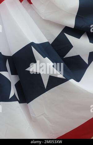 Traditionelles patriotisches Banner am 4. Juli, das auf einer Veranda hängt. Stockfoto